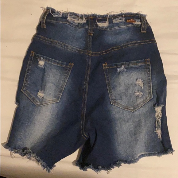 High-waisted Distressed Shorts - Picture 4 of 4